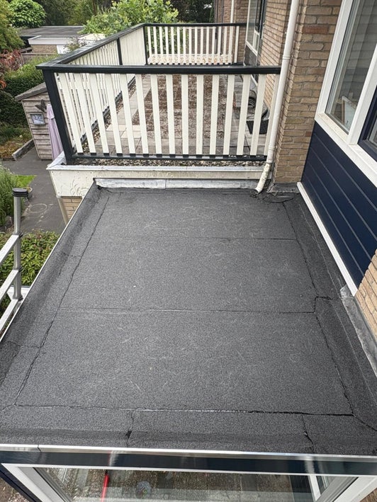 Afgewerkt plat dak van KTW Dakbedekkingen