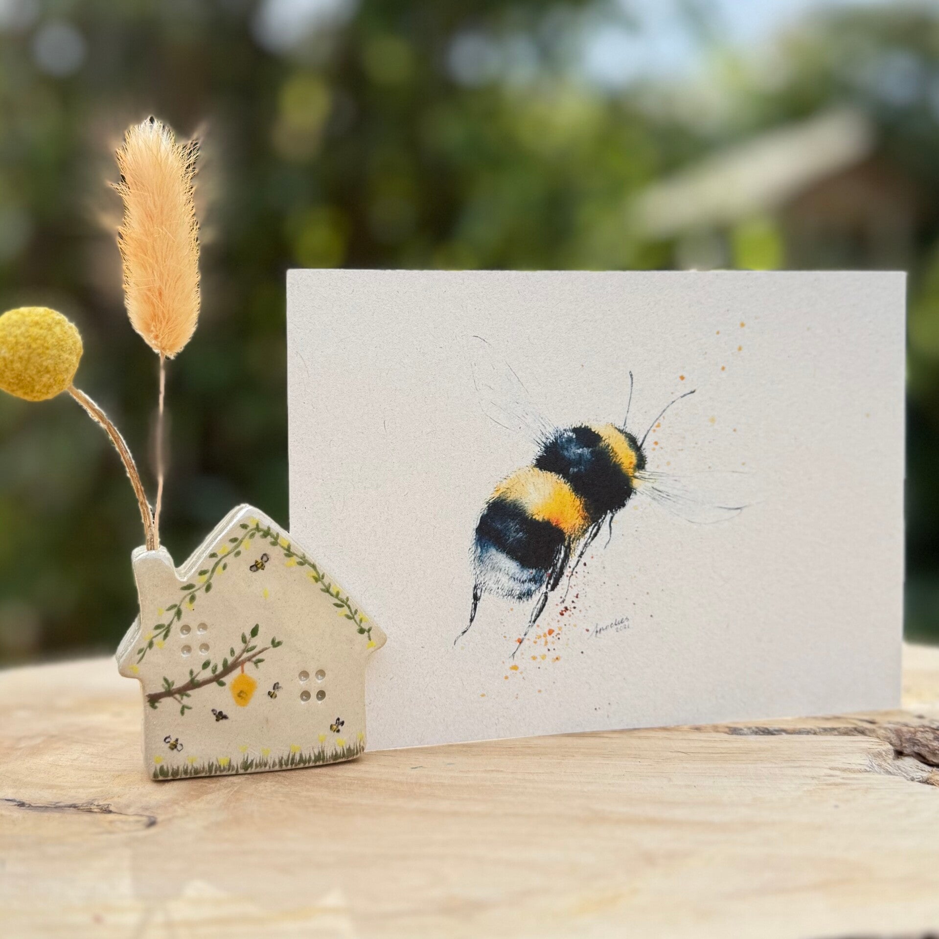 Huisje met droogbloemetjes & hommelkaart