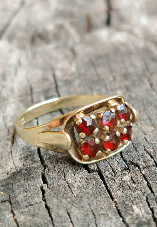 Ring mit Granaten