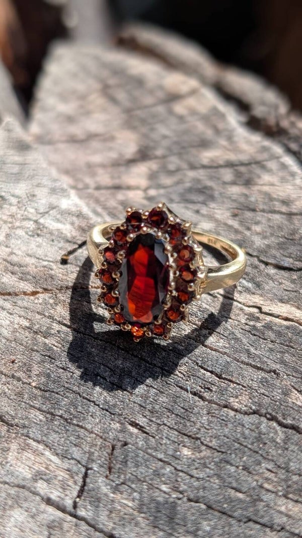 Ring mit Granaten