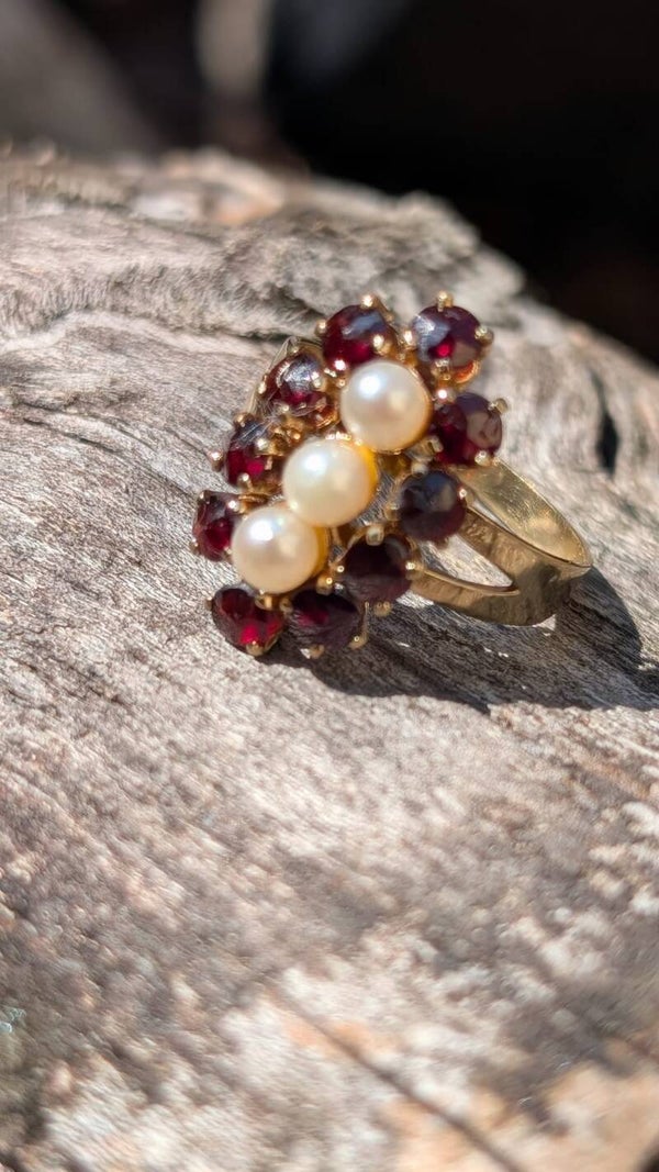 Ring mit Granaten und Perlen