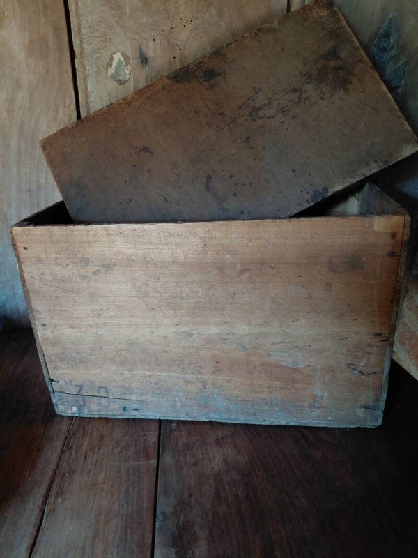 Antieke houten doos met deksel