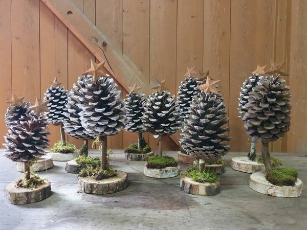 Kerst decoratie dennenappel boom