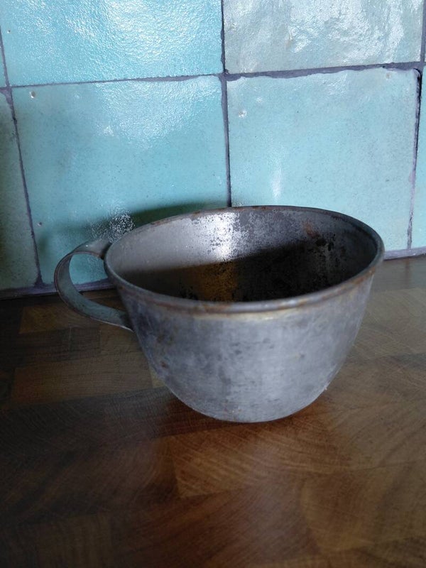 Oud metalen kopje