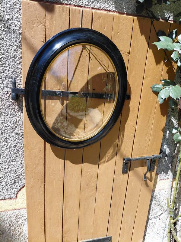 Lijst met bol glas, verre bombé