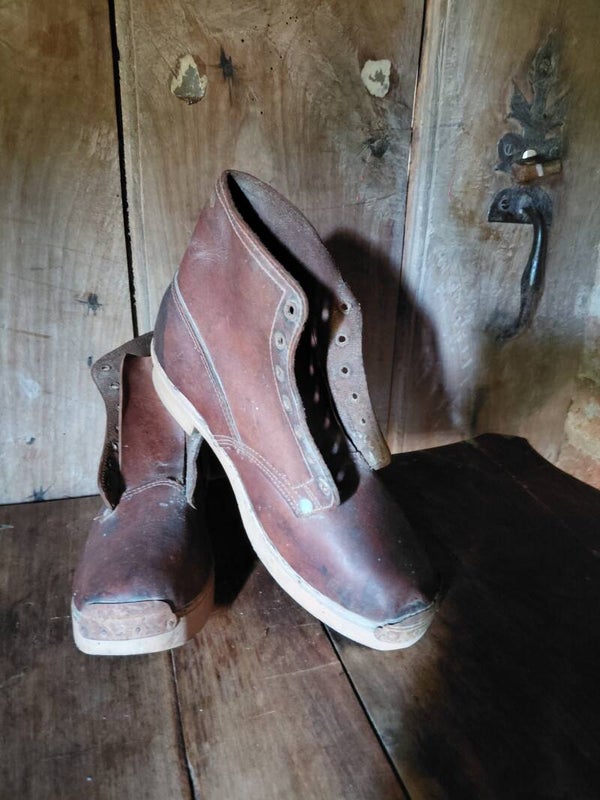 Oude schoenen met houten zool