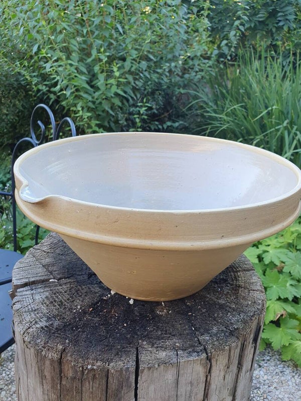 Schaal met schenktuit