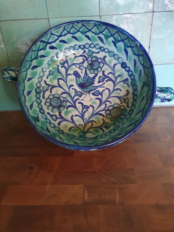 Blauwe spaanse schaal met vogel