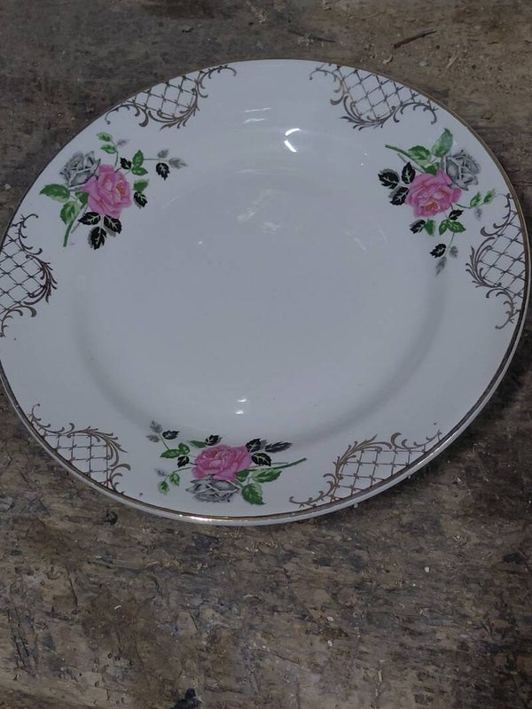Servies roos Corinne Sarrequemines, ontbijtbord
