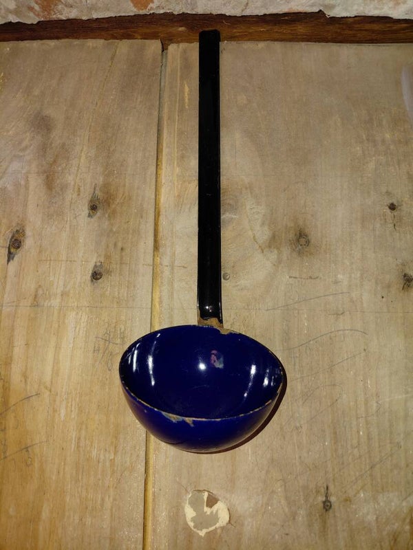 Soeplepel donkerblauw zwart emaille