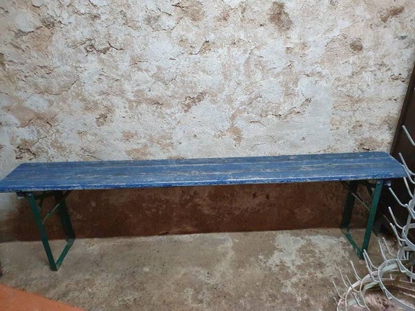 Oude blauwe tuinbank