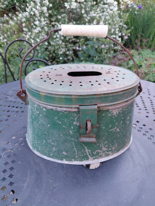 Metalen viskoffer, goujonnière en tôle