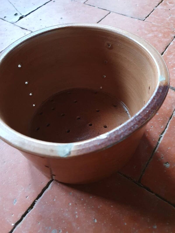 Oude bruine gres kaaszeef - Tamis à fromage ancien en grès brun