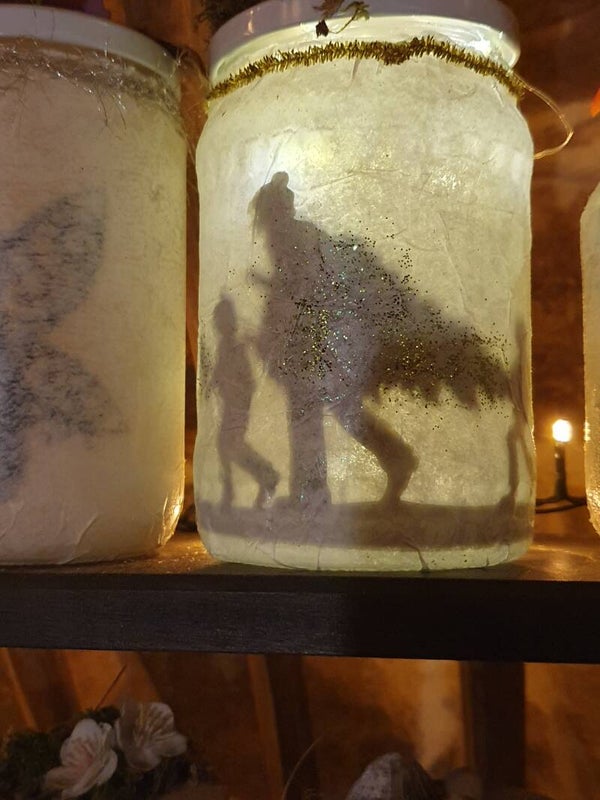 Kerst Twinkelaar kerstboom halen - Christmas Twinkelaar reçoit un sapin de Noël