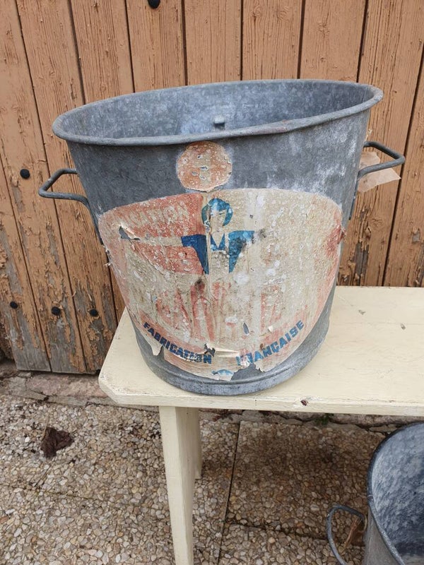 Zinken ton met stickers - Fût en zinc avec autocollants