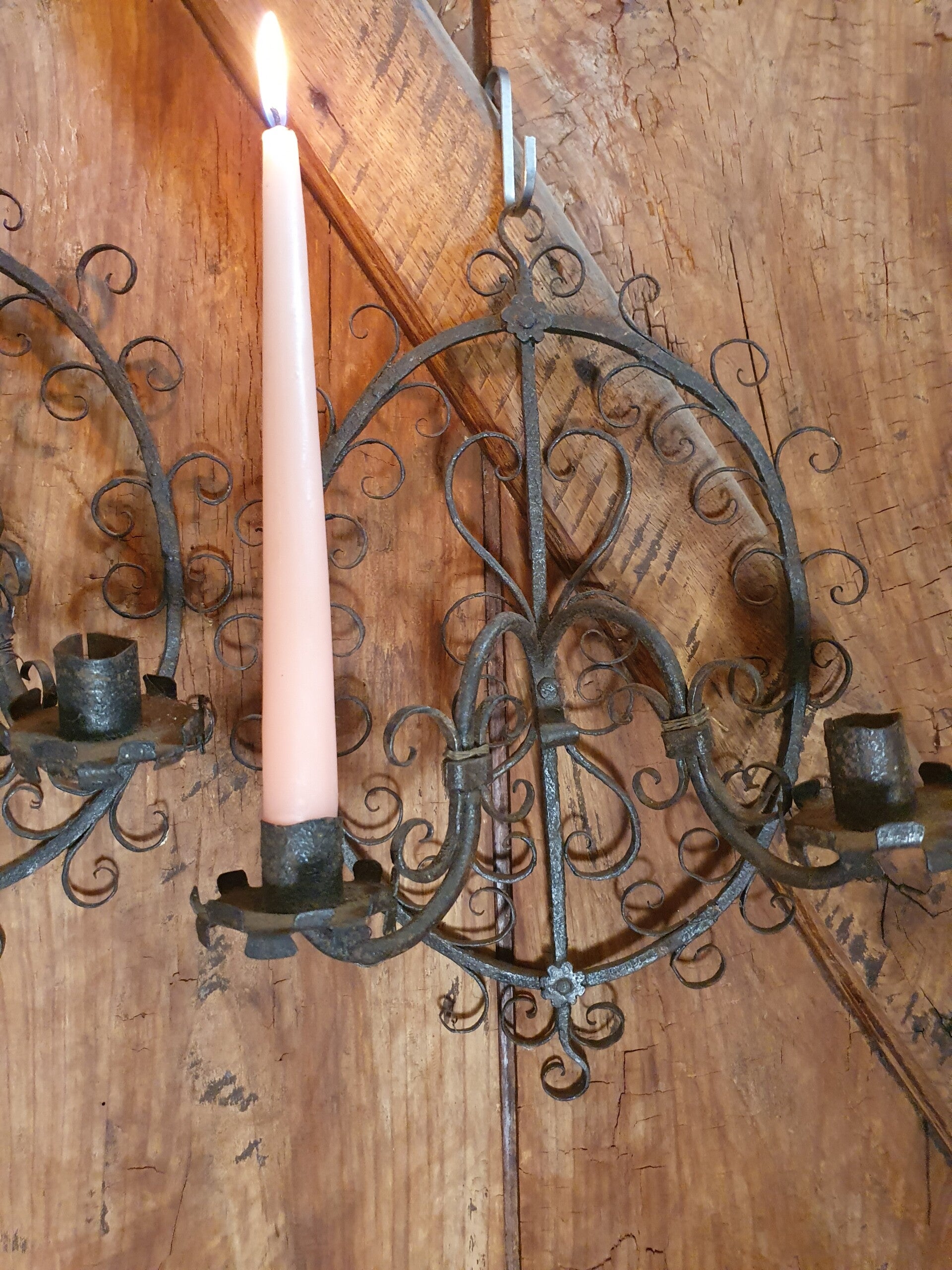 Sierlijke smeedijzeren wandkandelaar - Gracieuse applique murale en fer forgé