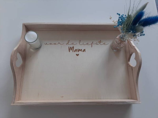 Dienblad voor de liefste mama, met vaasje droogbloemen en kaarsje