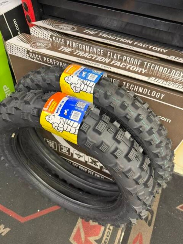 Tarjouspaketti! Michelin Enduro medium 2 90/100-21", Michelin Enduro medium 140/80-18" ja Airmousse solut