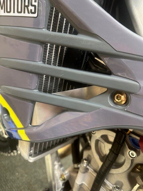 Tm racing jäähdyttäjien tukiraudat