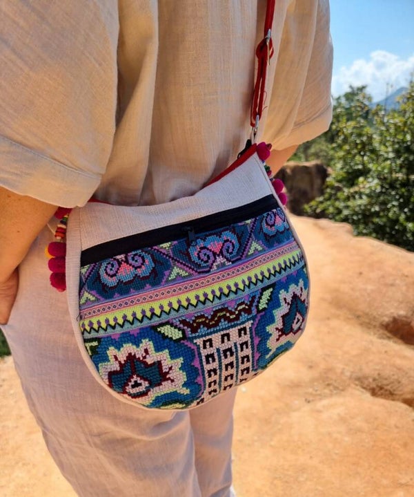 Tante Troela Tas met handgeborduurde blauwe bloem