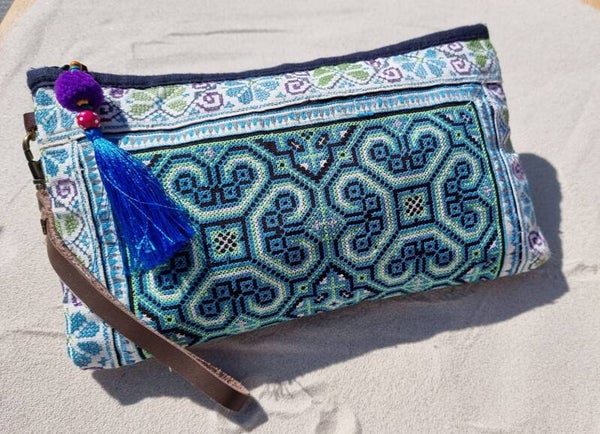 Etui XL blauw groen handgeborduurd