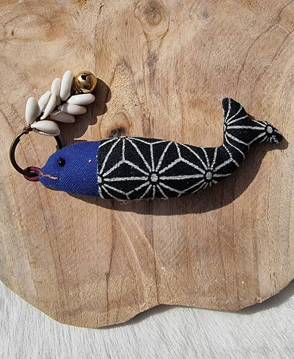 Handgemaakte hanger met blauwe vis en schelpjes