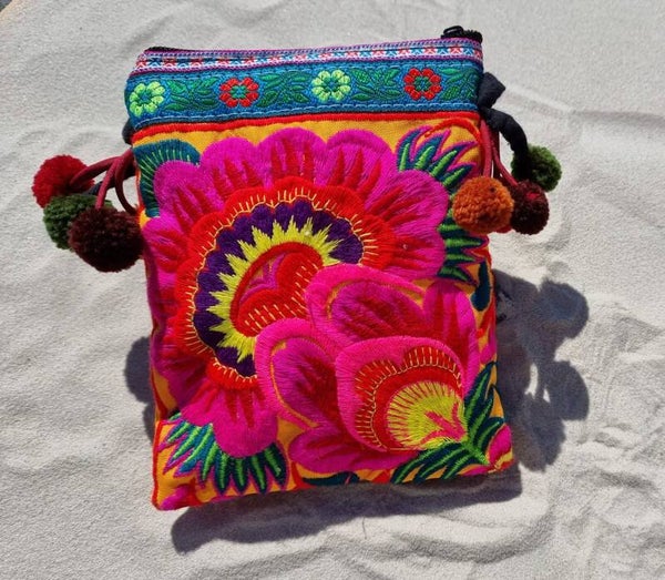 Tasje met fel oranje bloem en lang hengsel