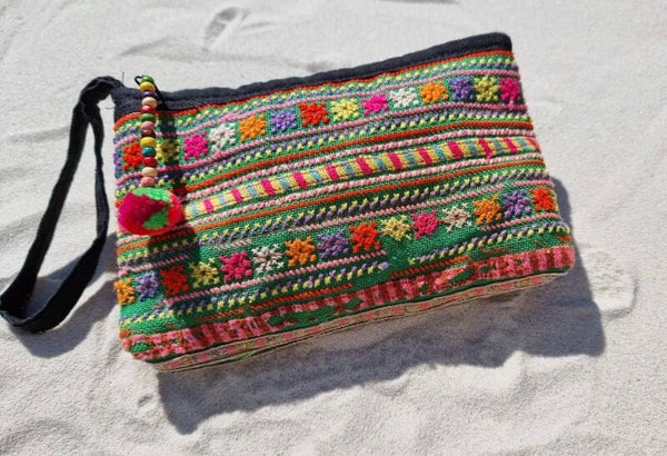 Etui groen, geel, roze handgeborduurd