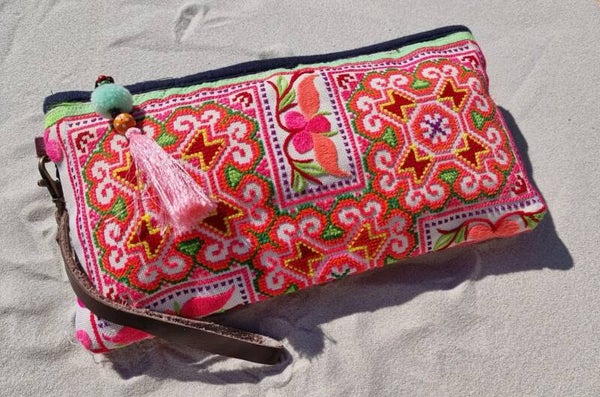 Etui XL zalm roze groen handgeborduurd