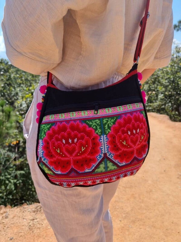 Tas geborduurde bloem zwart