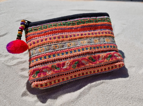 Etui rood roze handgeborduurd