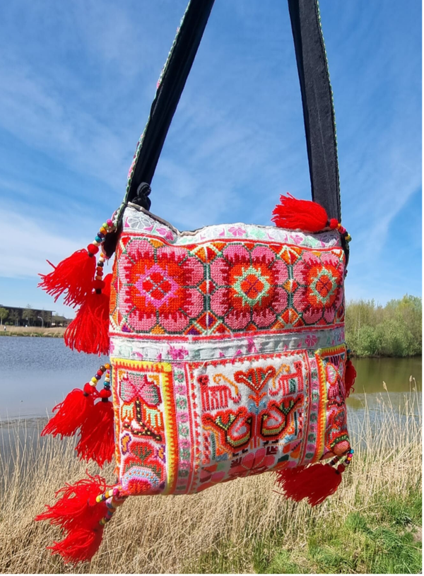 Handtas roze rood handgeborduurd