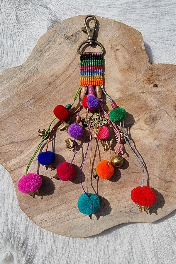 Handgemaakte hanger met kleurrijke pompon en beige kraal