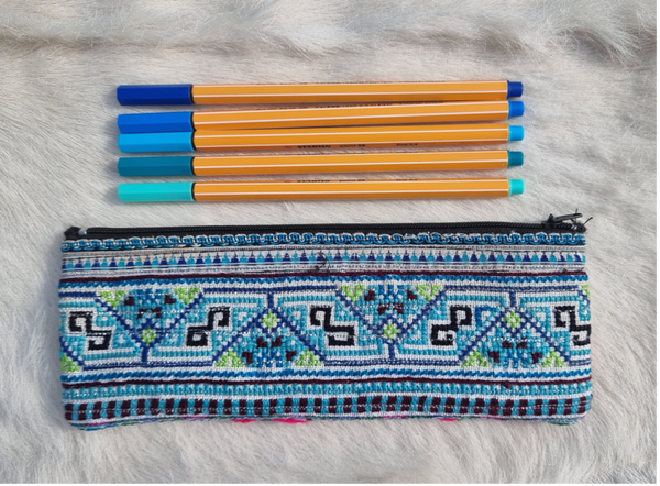 Hangeborduurde pennenetui met rits