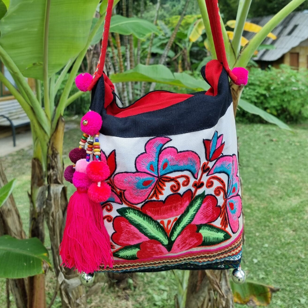 Tante Troela Tas uniek & handgeborduurd mét hanger