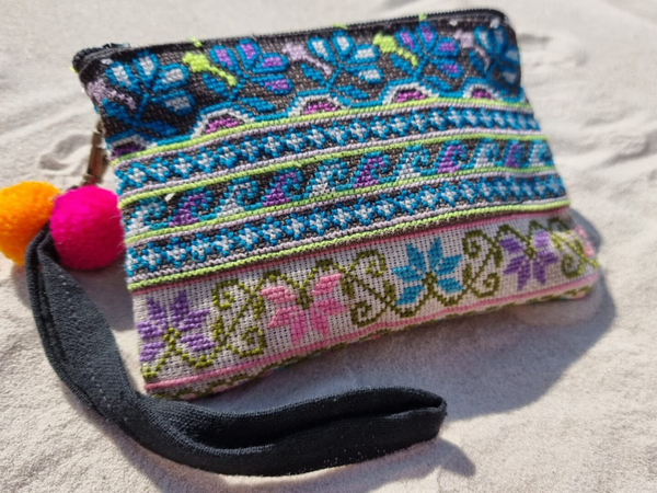 Etui blauw roze handgeborduurd
