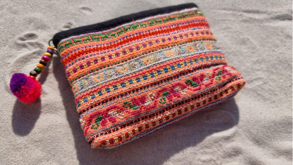 Etui oranje roze handgeborduurd