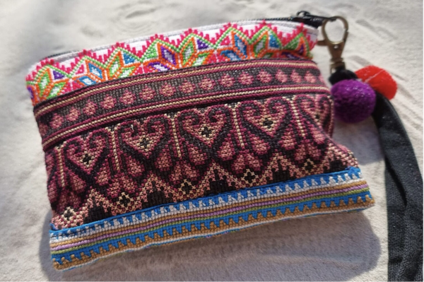 Etui aubergine roze handgeborduurd