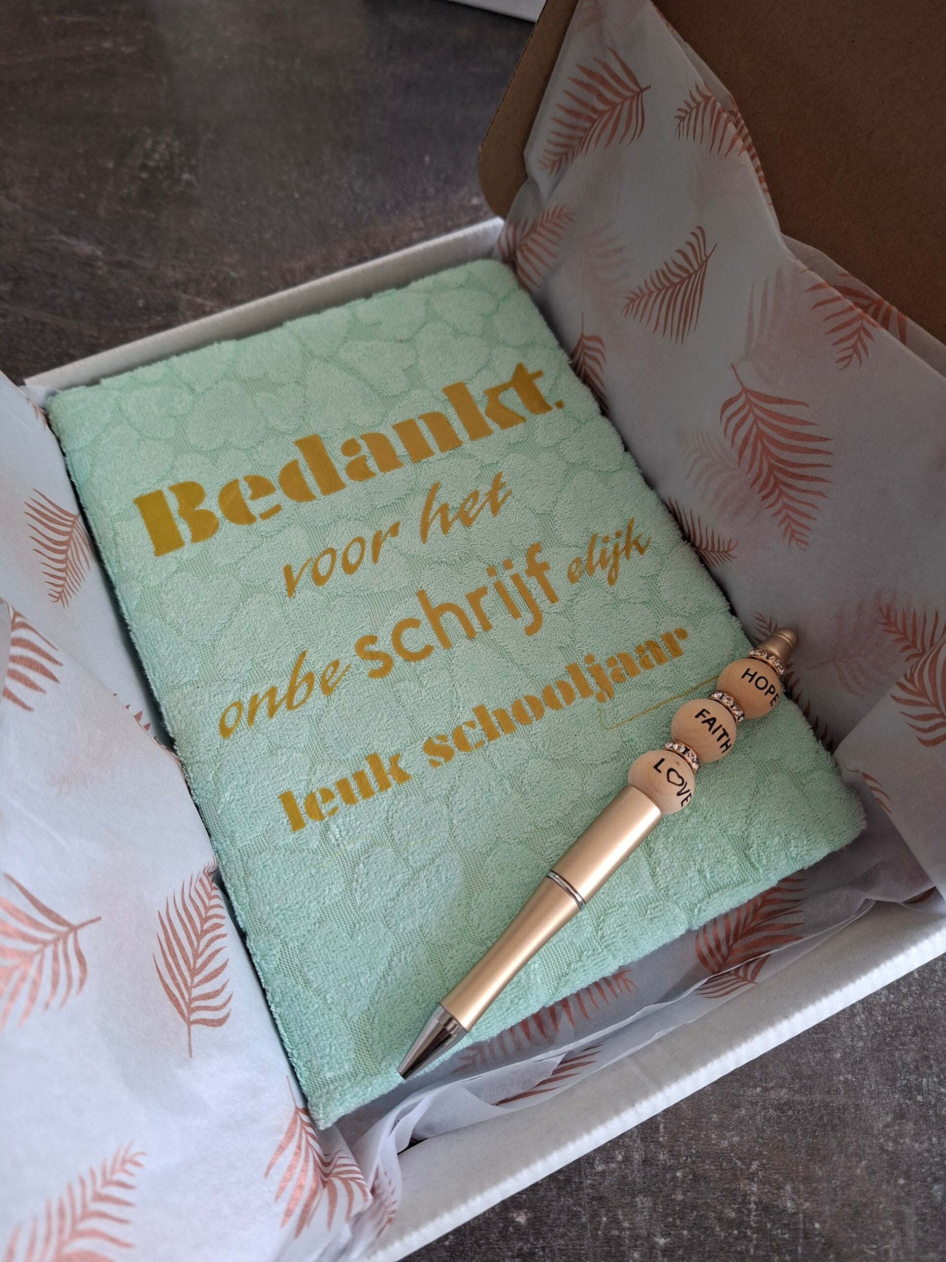 Notieboek met opdruk en een kralenpen