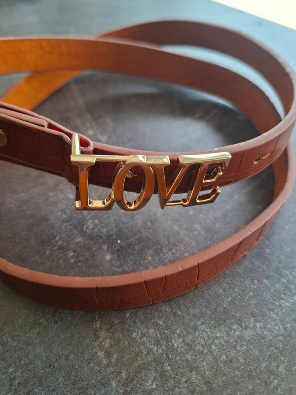 ​Stijlvol met een Touch of Love: Bruine Leren Riem met Goudkleurige 'LOVE' Gesp