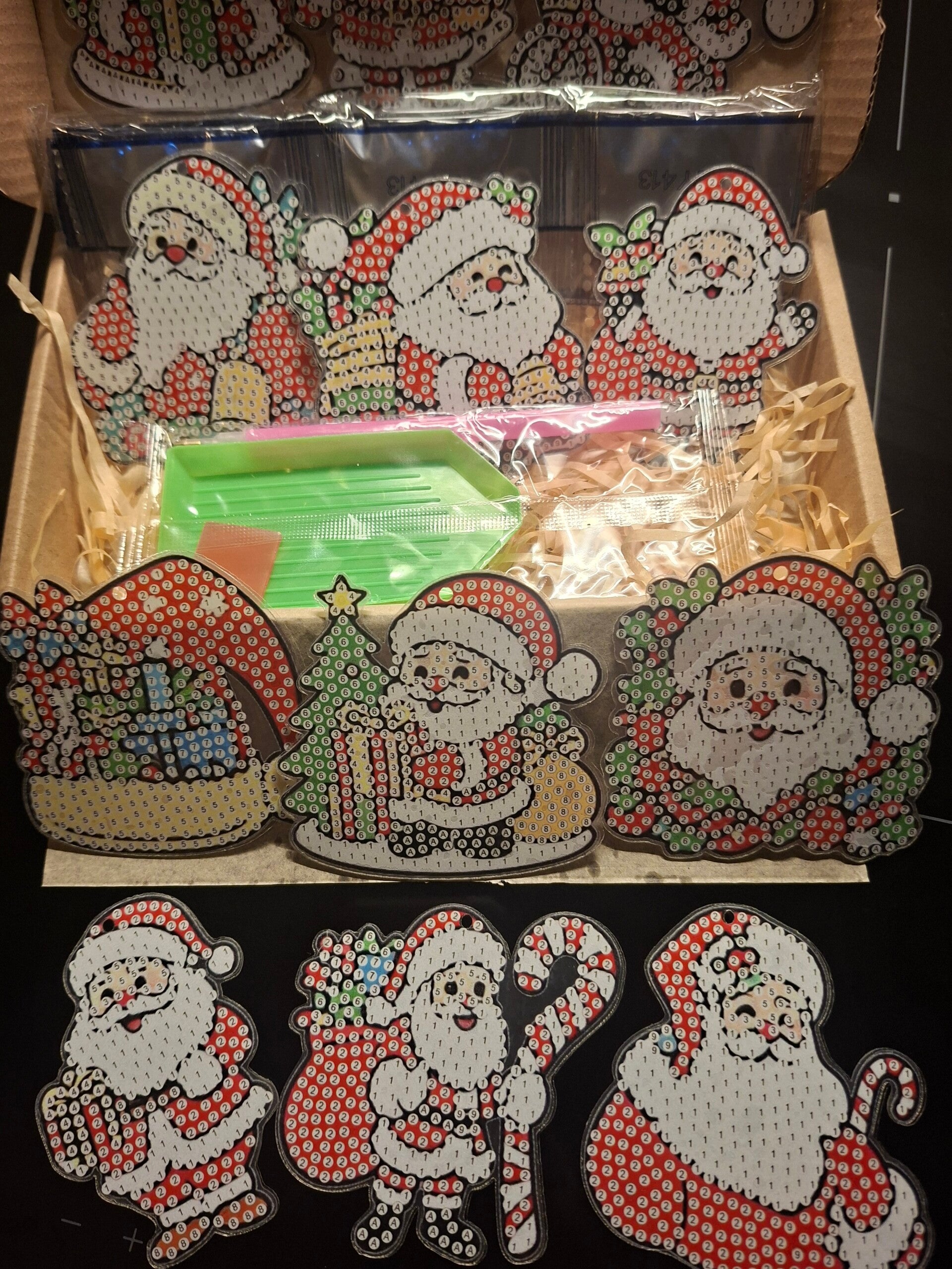 ​Complete Diamond Painting Set – 12 Kerstman Hangers Self-Made
