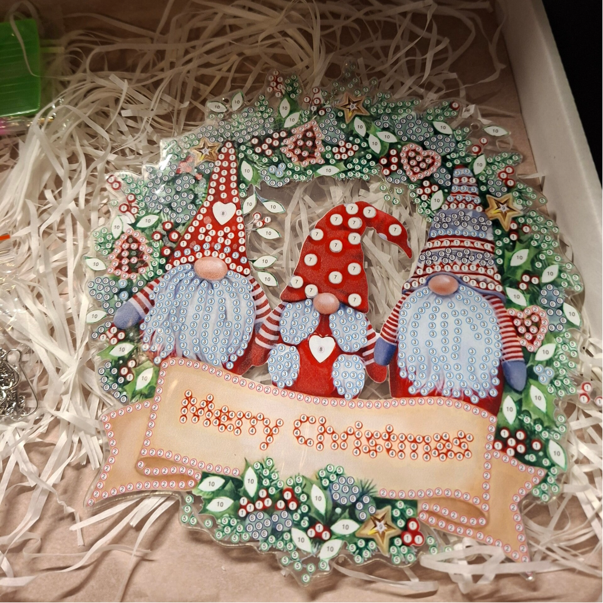 Diamond Painting Kerstkrans Set – Kerst Gnomes & "Merry Christmas"