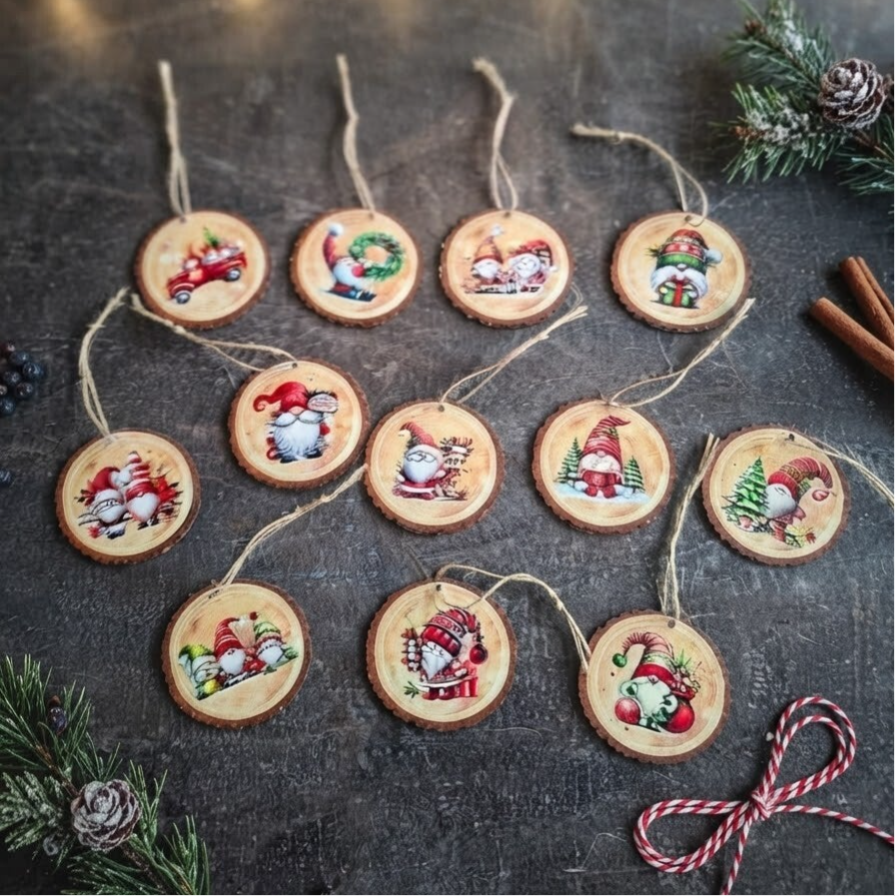 ​Breng magische kerstsfeer in huis met onze houten Gnoome kersthangers!