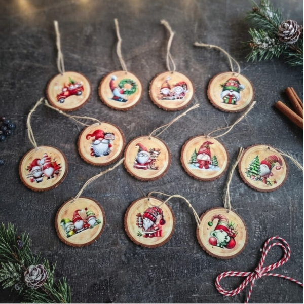 ​Breng magische kerstsfeer in huis met onze houten Gnoome kersthangers!