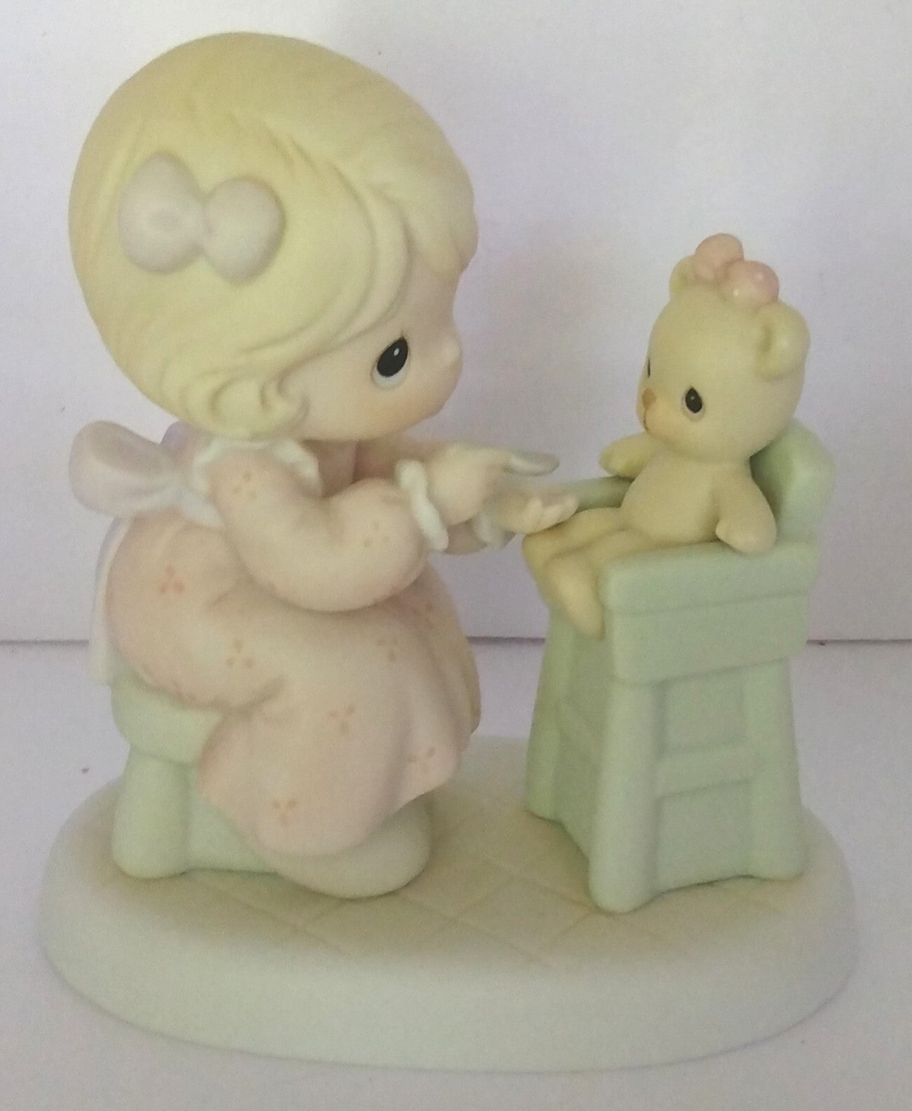 Precious Moments “Sharing” Members Only Figurine in Original Box – Limited Edition Collectible