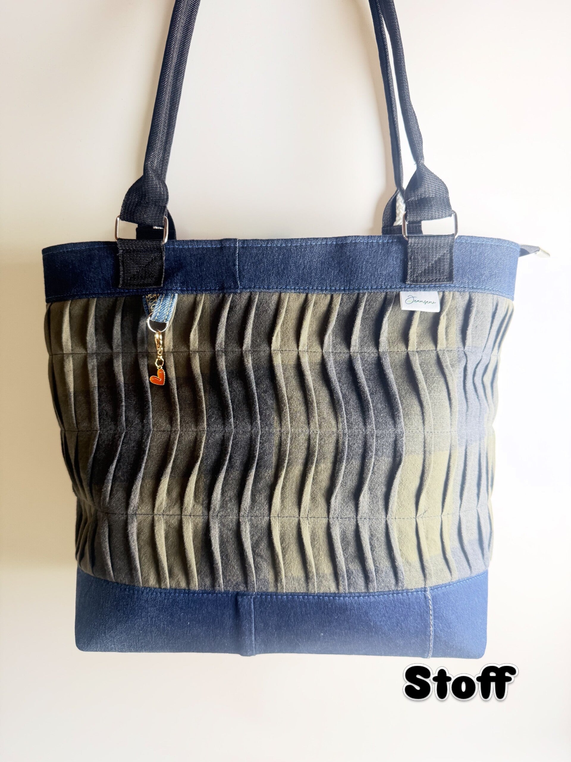 Handgemachte Upcycling-Jeanstasche-Denim mit Faltenstoff