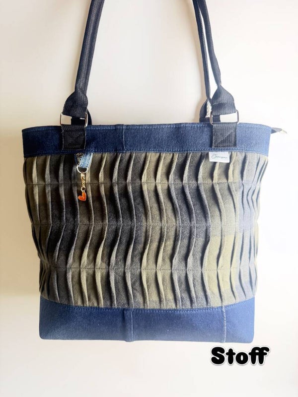 Handgemachte Upcycling-Jeanstasche-Denim mit Faltenstoff