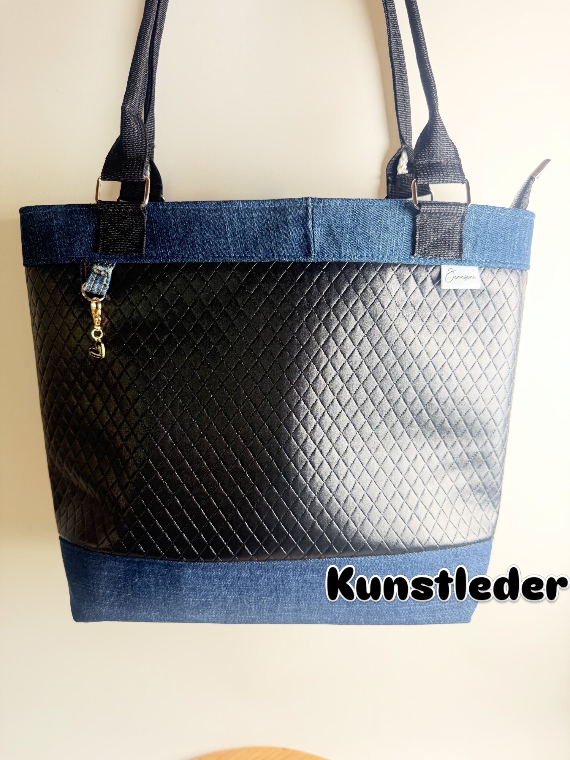 Handgemachte Upcycling-Jeanstasche-Denim mit schwarzem Kunstleder