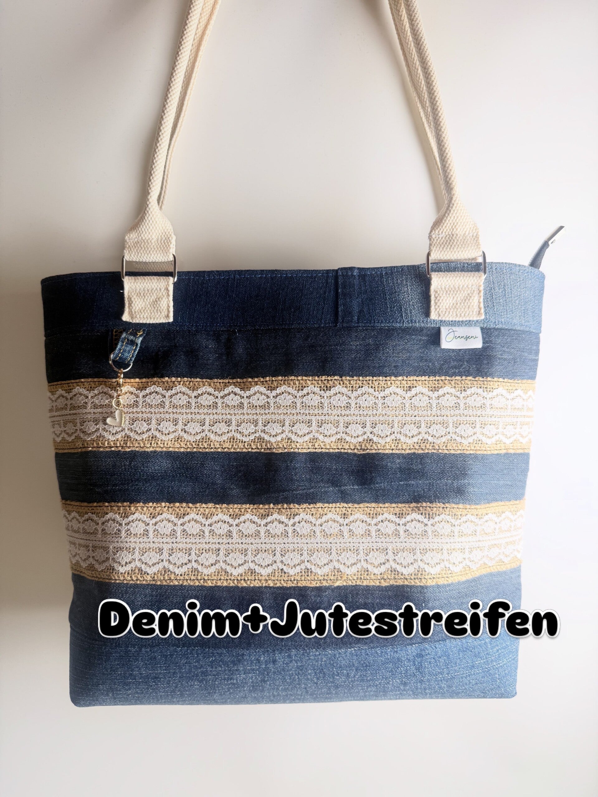 Handgemachte Upcycling- Jeanstasche mit Jutestreifen