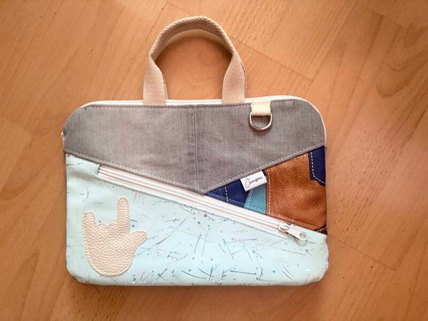 Tablet-Tasche 10" mit Handzeichen silber